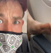 Un pasajero muestra el remedio viral si alguien te pone el pie en el reposabrazos del avión