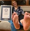 La mujer con los pies más grandes del mundo tiene que fabricarse sus propios zapatos