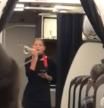 Una azafata canta la canción de Mariah Carey para celebrar las Navidades con los pasajeros del avión