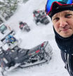 Jeremy Renner con las máquinas quitanieves en la localidad en la que vive