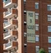 Cartel de alquiler de viviendas en la fachada de un edificio, a 31 de diciembre de 2022, en Barcelona, Cataluña (España). El precio de los alquileres en Barcelona ha crecido un 25,7% en 2022, hasta los 19,3 euros por metro cuadrado al mes, según comunicó Idealista este jueves 29 de diciembre. Todos los distritos barceloneses registran precios más altos que hace un año, y la mayor subida se ha producido en Sarrià-Sant Gervasi, donde las expectativas de los propietarios se han incrementado en un 29%, seguido del Eixample (28,7%), Sant Martí (28,2%) y Ciutat Vella (22,5%). Por distritos, los mayores precios son en Ciutat Vella (22,8 euros por metro cuadrado al mes) y Sarrià-Sant Gervasi (20,7 euros), mientras que los más baratos son en Nou Barris (13,4 euros) y Sant Andreu (14,1 euros). 31 DICIEMBRE 2022;ALQUILERES;ECONOMÍA;SOCIEDAD;PRECIO;INMOBILIARIA;CATALUNYA;PIXELADA David Zorrakino / Europa Press 31/12/2022