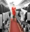 Una azafata revela el motivo por el que debes dejar tu bolso debajo del asiento durante el vuelo