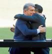 GRAFCAT9360. BARCELONA, 08/11/2021.- El nuevo entrenador del FC Barcelona, Xavi Hernández, abraza al presidente del club, Joan Laporta (i), durante el acto de presentacion como entrenador blaugrana. EFE/Alejandro García