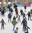 Patinadores en la pista de hielo de Girona, ubicada en el Palau Firal.