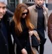 Shakira, acompañada por su hermano Tonino, sale de los juzgados tras ratificar el convenio de separación. Fue el 1 de diciembre.