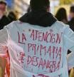 Unos médicos de atención primaria protestan en el centro de salud de Lavapiés, a 22 de diciembre de 2022, en Madrid (España). Sanitarios y vecinos de más de una decena de barrios y pueblos de la Comunidad de Madrid se han encerrado en sus centros de salud en apoyo a los médicos y médicas de Atención Primaria que llevan un mes de huelga. Aunque el comité de huelga de médicos y pediatras de Atención Primaria y la Consejería de Sanidad han alcanzado un acuerdo este jueves para suspender de forma temporal la huelga iniciada el pasado 11 de noviembre tras 