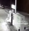 La cámara de seguridad de una gasolinera captó el momento en el que un coche se desfrena y acaba provocando una accidente