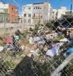 Abundan los solares llenos de basura y edificios abandonados o en ruina en el barrio de San Antón, que sin embargo atrae a los inversores que están abriendo apartamentos turísticos debido a su excelente ubicación.
