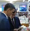 El presidente Sánchez y Salvador Illa, en la librería La Central de calle Mallorca, Barcelona.