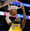 LeBron James machaca el aro