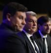 .- El presidente del Barcelona, Joan Laporta, acompañado del director deportivo Mateu Alemany (d) y del vicepresidente económico Eduard Romeu (i), durante la rueda de prensa que ha ofrecido este jueves para valorar la actualidad del club azulgrana