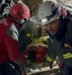 Bomberos durante el rescate de una joven atrapada en los escombros tras el derrumbre de viviendas en Turquía debido al terremoto.