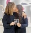María Casado y Martina diRosso posando con la ecografía