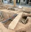 Intervenció arqueològica del carrer Girona amb Mallorca, que està portant a terme el Servei d’Arqueologia de Barcelona. Les actuacions realitzades en aquest espai van deixar al descobert nombroses estructures relacionades amb una antiga masia, i en els últims dies hi ha aparegut un pis soterrani i les escales d’accés al mateix.