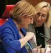 La vicepresidenta del Parlament amb funcions de presidenta, Alba Vergés, parlant amb la vicepresidenta segona, Assumpta Escarp, a l'inici de la Junta de Portaveus
