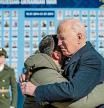 Kyiv (Ukraine), 20/02/2023.- A handout photo made available by the Ukrainian Presidential Press Service on 20 February 2023 shows Ukrainian President Volodymyr Zelensky (L) and US President Joe Biden (R) embracing each other during a wreath laying ceremony at the Wall of Remembrance of the Fallen for Ukraine, in Kyiv (Kiev), Ukraine, amid Russia's invasion. The White House announced on 20 February, that US President Biden met with Ukrainian President Zelensky and his team to extended discussions on US support for Ukraine. (Rusia, Ucrania, Estados Unidos) EFE/EPA/UKRAINIAN PRESIDENTIAL PRESS SERVICE HANDOUT -- MANDATORY CREDIT: UKRAINIAN PRESIDENTIAL PRESS SERVICE -- HANDOUT EDITORIAL USE ONLY/NO SALES