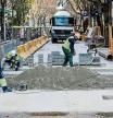foto XAVIER CERVERA 16/01/2023 reportaje obras nueva supermanzana eixample calle consell de cent. están yendo súper deprisa para llegar a tiempo en las elecciones municipales, incluso están trabajando muchos sábados, fotos de obreros y trabajos, y tb d las incomodidades propias de las obras (aceras estrechas, problemas de accesos a viviendas y comercios, colas en panaderías q no tienen sitio)