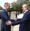 El Rey saluda al presidente de República Dominicana, Luis Abinader, este viernes, al llegar al Palacio Nacional en Santo Domingo