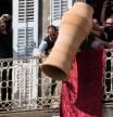 Los habitantes de Corfú lanzan tinajas y ollas de barro desde ventanas y balcones el sábado de Semana Santa