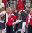 Una joven se lleva el susto de su vida al intentar sacarse una foto con la Guardia Real: “¡No toques al salvavidas del Rey!”