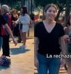 Invita a bailar a un anciano que estaba solo y la respuesta desata las burlas de su familia