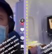 Está viendo The Office en un avión y no se da cuenta de que tiene sentado a su lado al protagonista