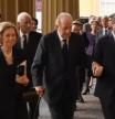 El rey Juan Carlos junto a la reina Sofía y uno de sus ayudantes, el pasado mes de septiembre entrando en el palacio de Buckingham a la recepción de los invitados al funeral de Isabel II