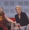 Otro escándalo del Dalái Lama: recuerdan cuando toqueteó las piernas Lady Gaga