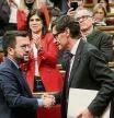 GRAFCAT7288. BARCELONA, 10/03/2023.- El presidente de la Generalitat, Pere Aragonès, saluda al líder del PSC, Salvador Illa, tras la aprobación este viernes en el pleno del Parlament del proyecto de ley de presupuestos de la Generalitat para 2023, en una votación sin sorpresas, en la que el Govern de Pere Aragonès ha contado con el apoyo de ERC, PSC-Units y En Comú Podem, frente al voto en contra de JxCat y del resto de grupos. EFE/Quique García