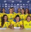 La mayor parte de la plantilla del Alhama, reunida alrededor de la portavoz del equipo