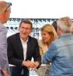 Alberto Núñez Feijóo conversó con ciudadanos de Huelva, en compañía de la candidata del PP a la alcaldía, Pilar Miranda