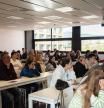 Futuros estudiantes y familiares asistiendo una de las 31 sesiones informativas de la Jornada de Puertas Abiertas