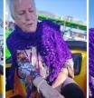 Sube a su abuela de 86 años a una atracción de la feria y le dice que es un paseo en barco: “No me va a dejar nada de herencia”