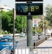 GRAFAND1048. CÓRDOBA, 26/04/2023.- Un termómetro de calle marca 38 grados este miércoles en Córdoba . Pese al anómalo y sofocante calor de estos días, más propios de julio, el próximo jueves y viernes se registrarán temperaturas aún más altas, por encima de 30-32 grados en buena parte del país e incluso de 40 grados en Andalucía, lo que suponen niveles desconocidos hasta ahora en un mes de abril. EFE/Salas