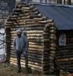 Construyó una casa con troncos en un bosque y vive aislado hace 40 años