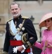 Felipe VI, de uniforme, y la reina Letizia, con tocado, en la coronación de Carlos III