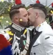 Un militar hace historia casándose con su novio luciendo el uniforme oficial de la armada