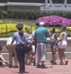 La brutal pelea entre dos familias en Disneyland porque querían hacerse fotos en el mismo lugar