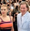 Scarlett Johansson y Wes Anderson posan durante el photocall
