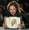 Justine Triet muestra orgullosa su Palma de Oro
