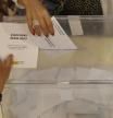 Una mujer ejerce su derecho al voto en el colegio electoral situado en el Mercado de Galvany de Barcelona este domingo durante las elecciones municipales