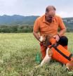 Un caçador amb un dels gossos protegit amb una armilla