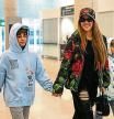 Shakira con sus hijos Milan y Sasha en el aeropuerto de Barcelona