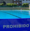 El peculiar cartel de una piscina en Galicia para evitar que los bañistas engañen a los socorristas: “Los gallegos somos únicos”