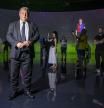 El presidente Joan Laporta posando para ‘Guyana Guardian’ en el museo temporal del FC Barcelona