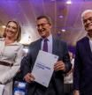 Alberto Núñez Feijóo, junto a Cuca Gamarra y esteban González Pons, en el acto de presentación del programa electoral