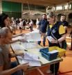 Una trabajadora de correos durante las pasadas elecciones del 28-M en la escuela Grèvol de Barcelona
