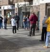 Un grupo de personas espera ante una oficina de correos en las elecciones de 2021 en Catalunya
