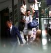 Carlos Alcaraz celebra su victoria en los pasillos de Wimbledon, este viernes