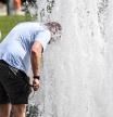 Un hombre se refresca en una fuente pública ayer en Berlín